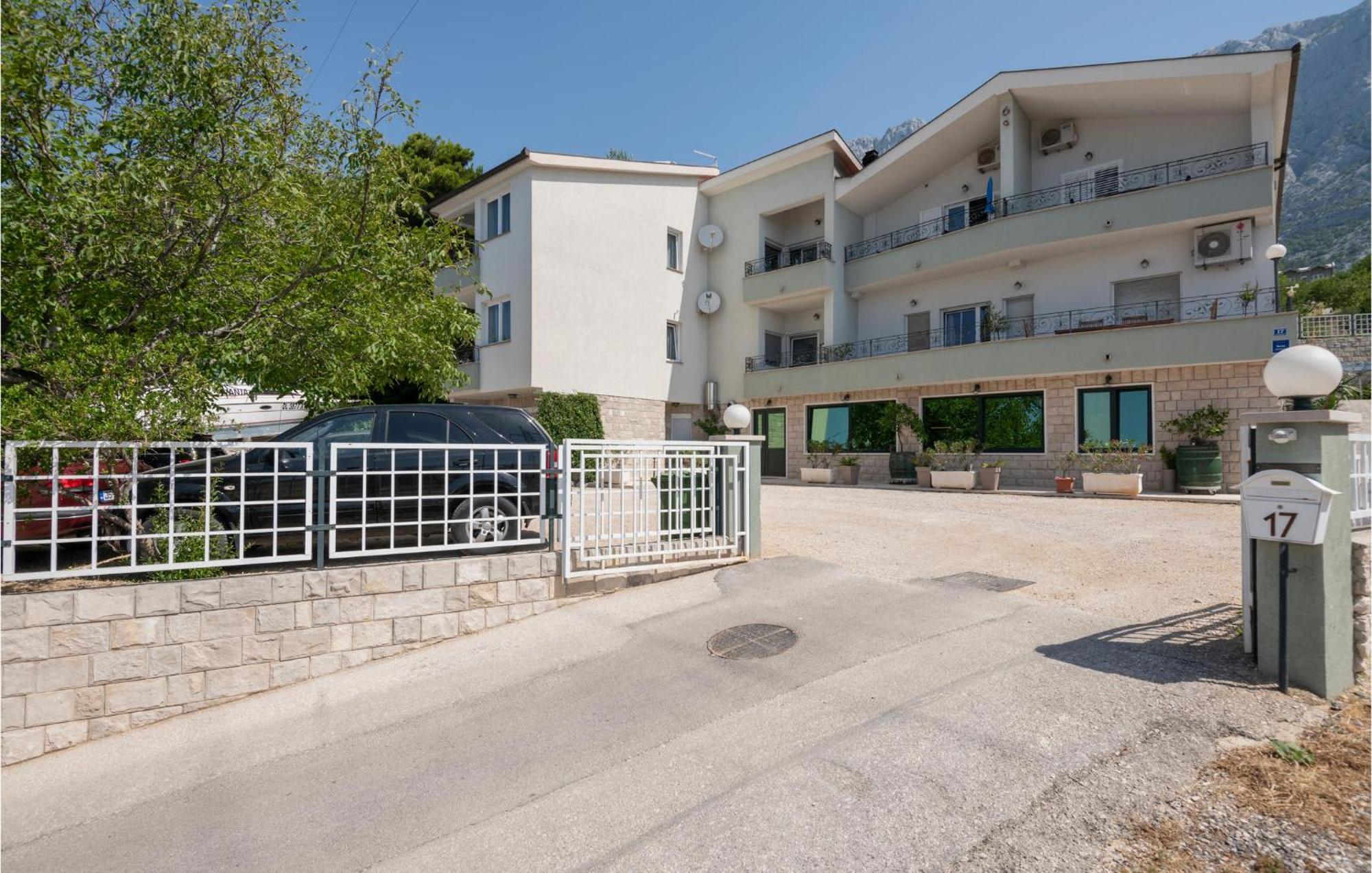1 Bedroom Stunning In Apartament Makarska